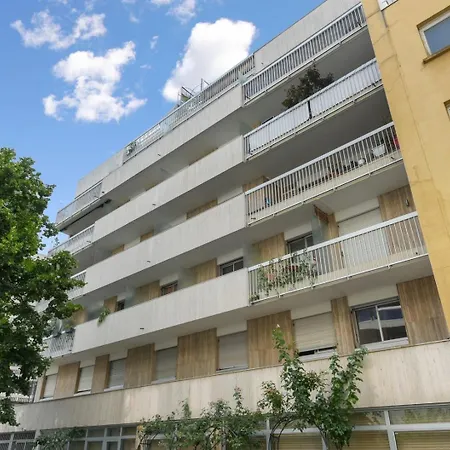 Le Montparnasse Chic : L'elegance Parisienne Apartment